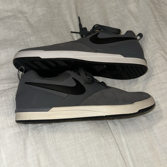 Gray suede Nike shoe - Picture 2 of 6